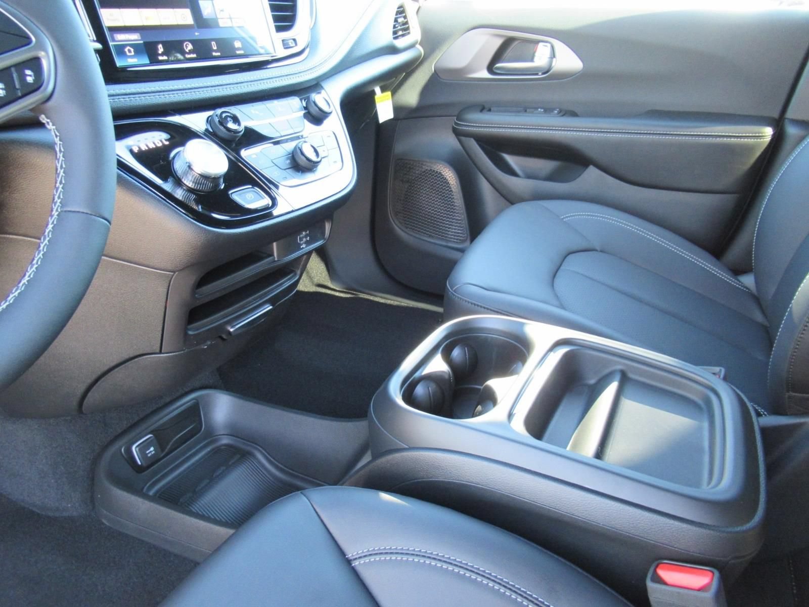 New 2027 Chrysler Pacifica Select FWD image 16