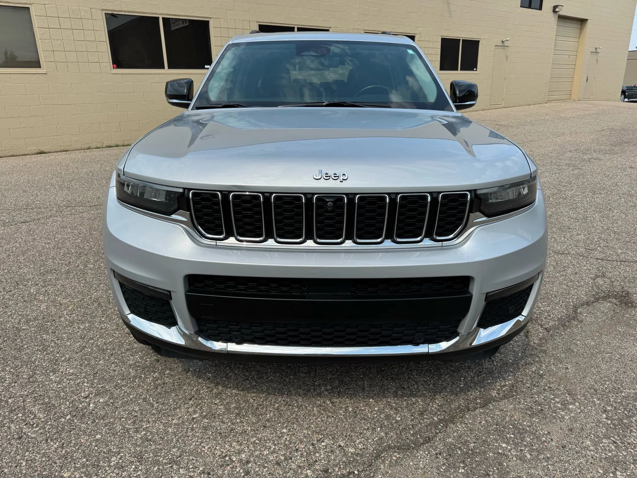 Used 2021 Jeep Grand Cherokee L Limited w/ Luxury Tech Group II image 2