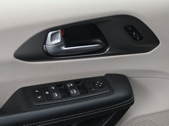 Used 2023 Chrysler Pacifica Touring-L image 10