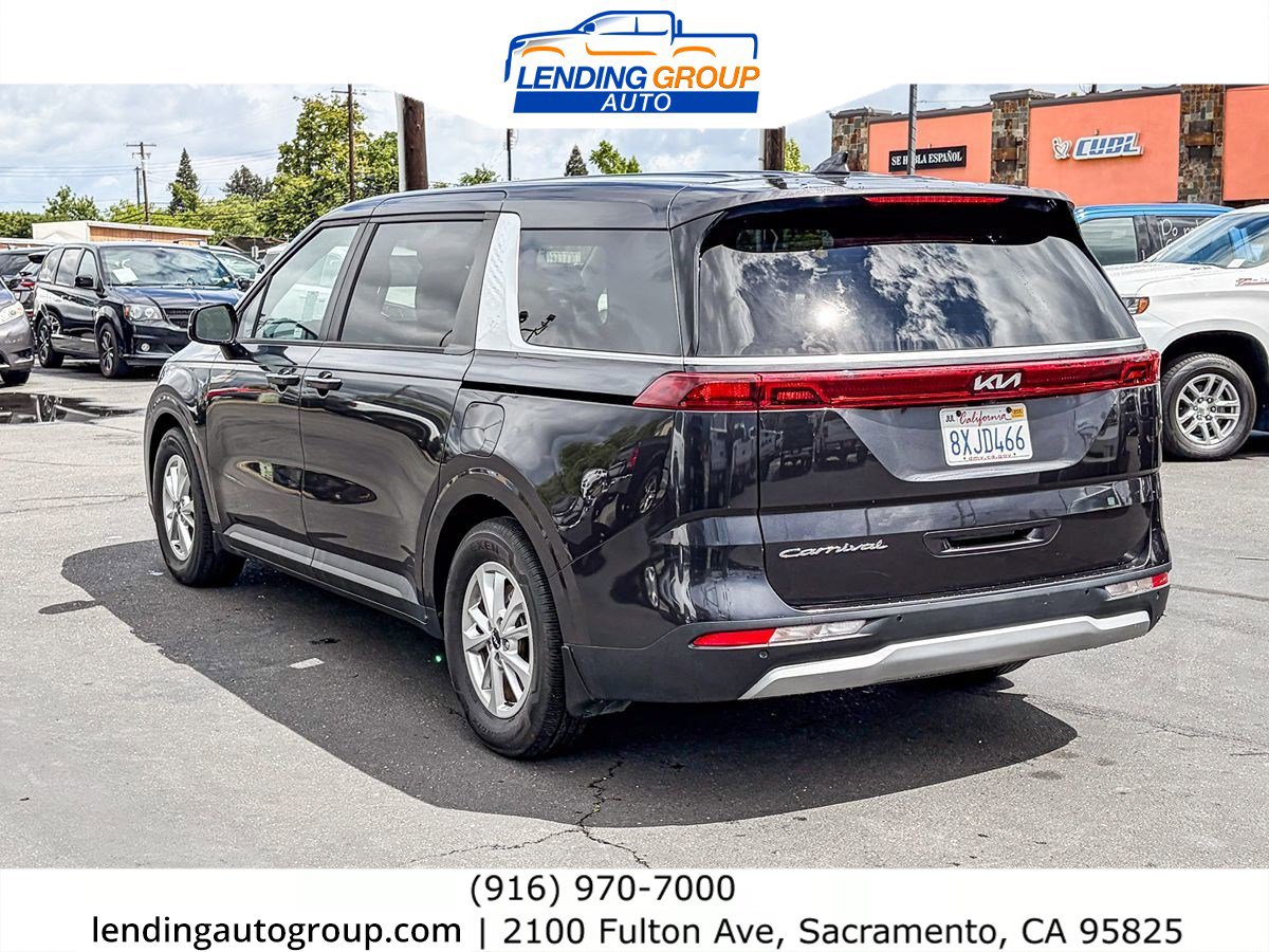 Used 2022 Kia Carnival LX FWD image 2