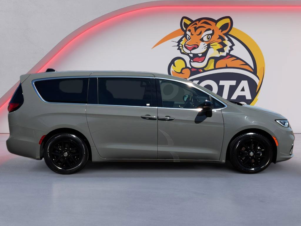 Used 2025 Chrysler Pacifica Select FWD image 4