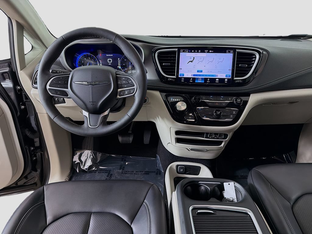Used 2023 Chrysler Pacifica Touring-L AWD/4WD image 28