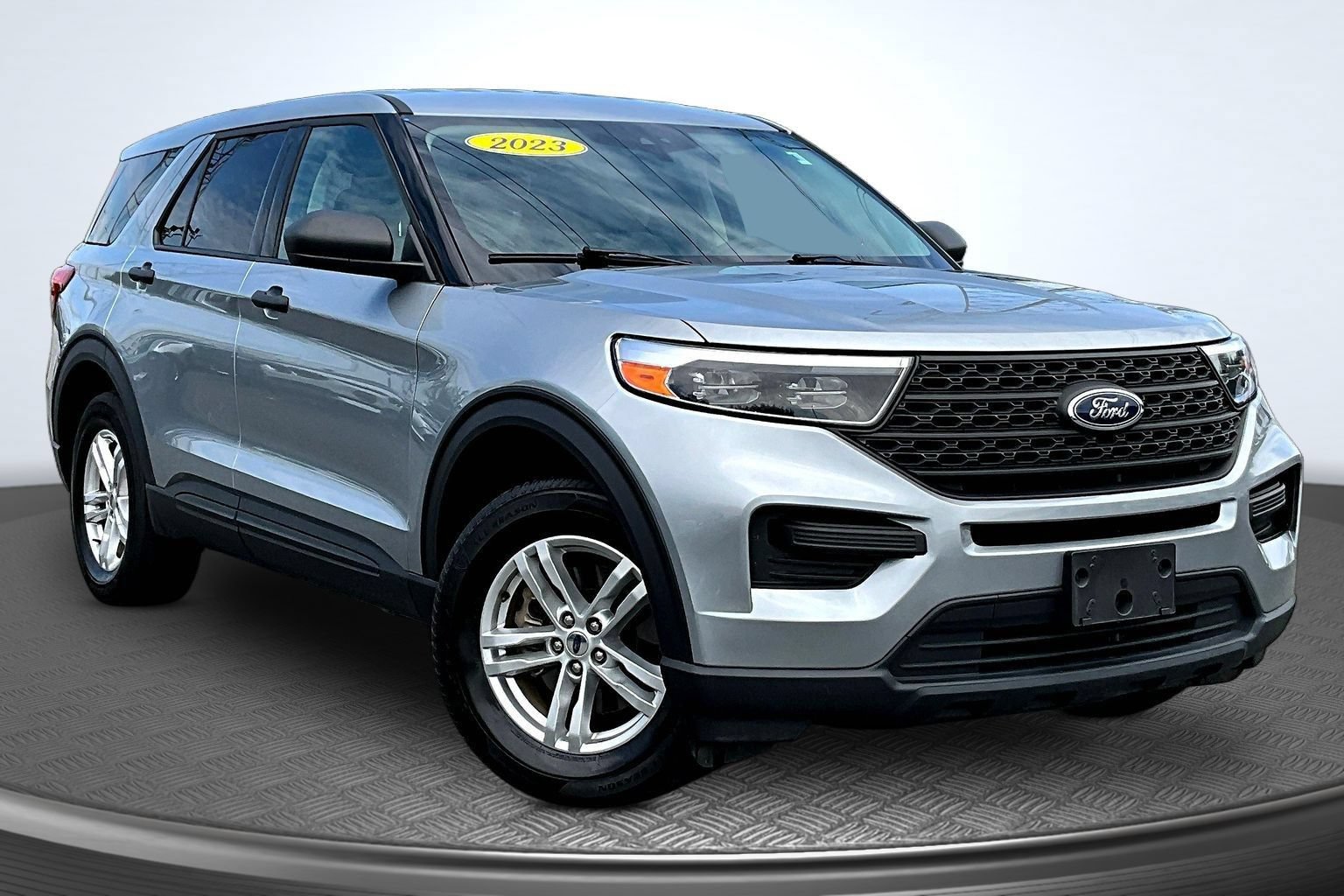 Used 2023 Ford Explorer 4WD image 2