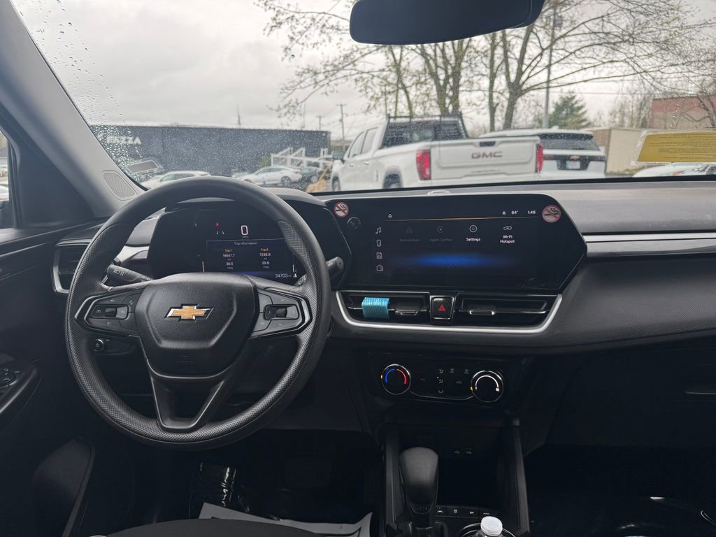 Used 2025 Chevrolet TrailBlazer LT AWD/4WD image 16