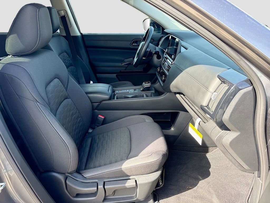 Used 2025 Nissan Pathfinder S image 28