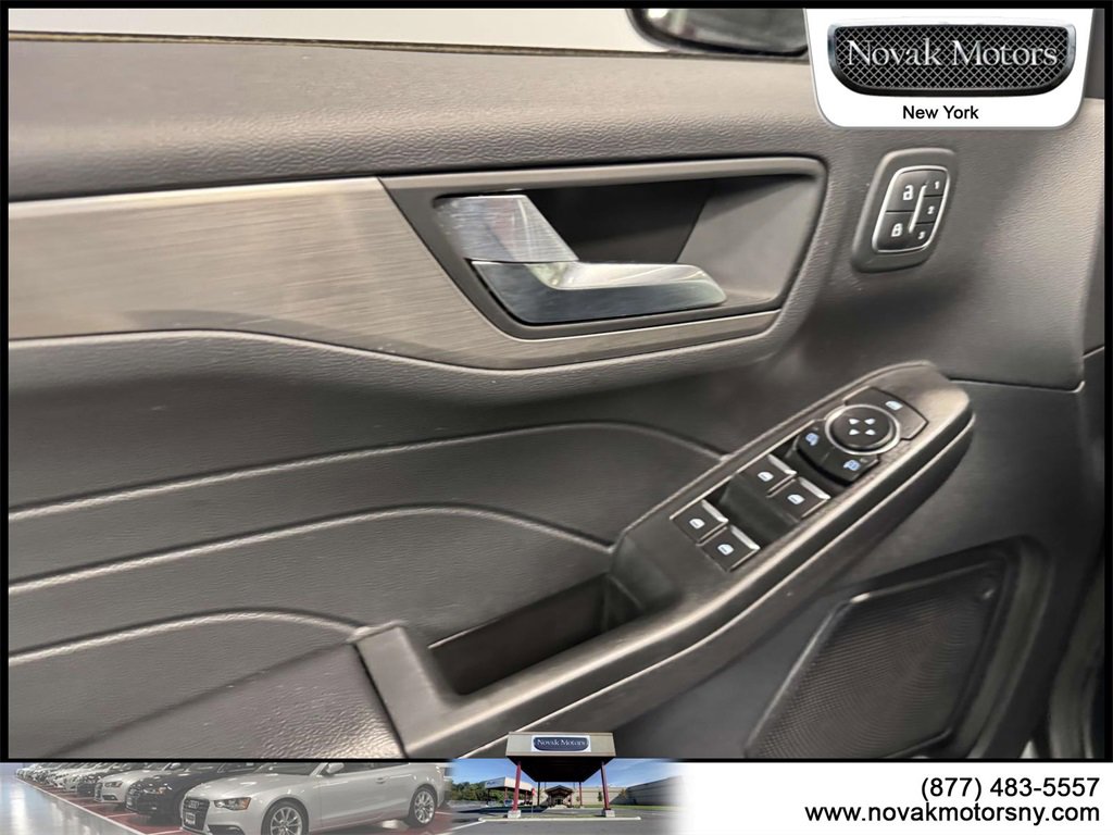 Used 2022 Ford Escape Titanium image 13