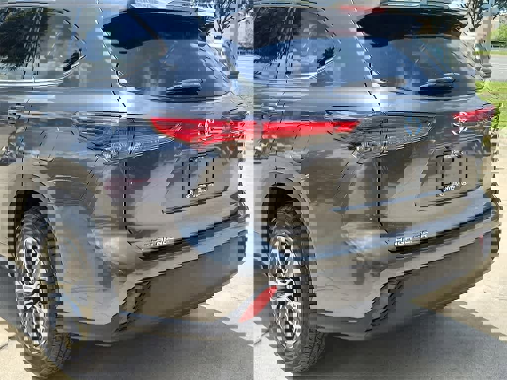 Used 2020 Toyota Highlander XLE image 6