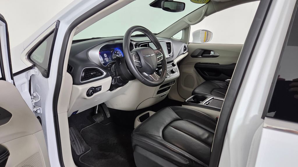 Used 2022 Chrysler Pacifica Touring-L image 15