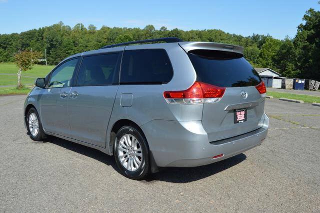 Used 2011 Toyota Sienna XLE w/ XLE Navigation Pkg FWD image 7