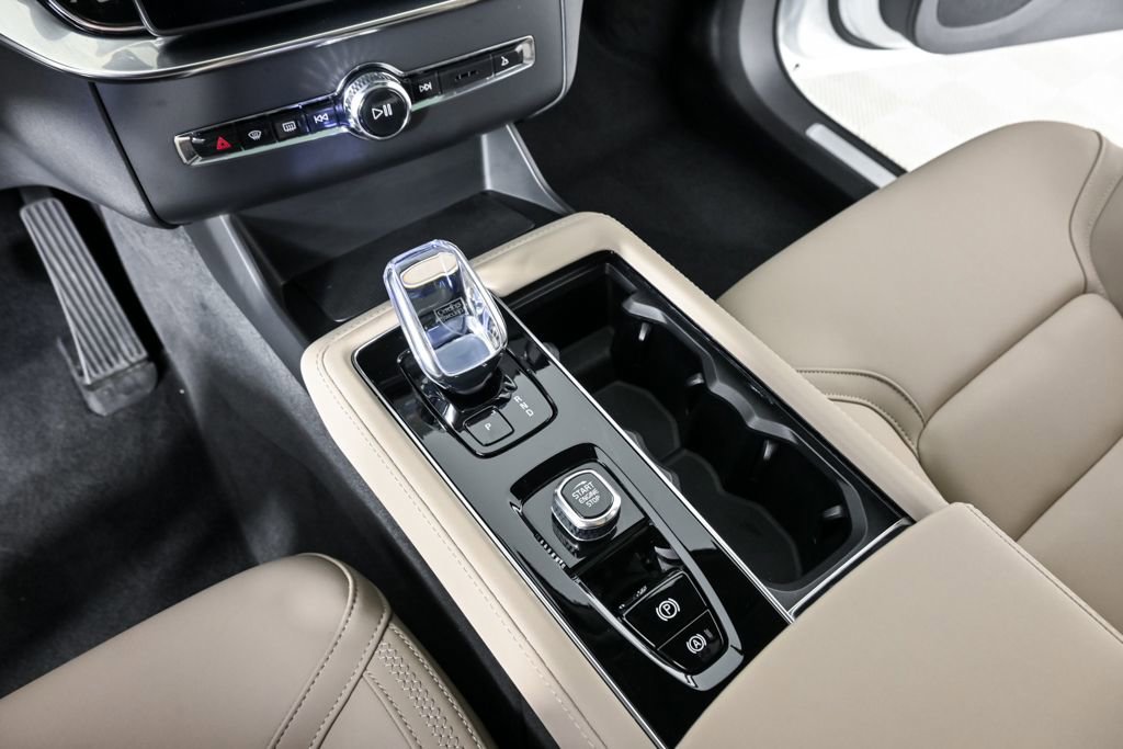 Certified 2025 Volvo XC90 B6 Core w/ Climate Package image 18