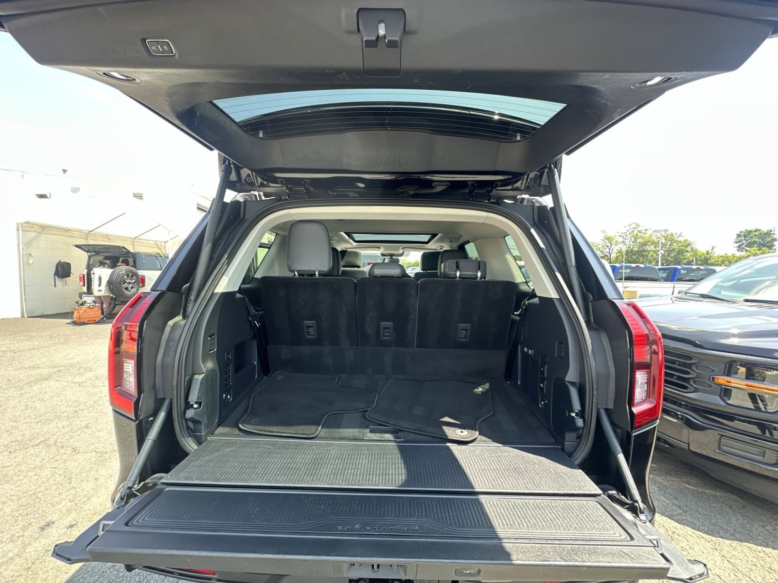 Certified 2025 Ford Expedition Active AWD/4WD image 35