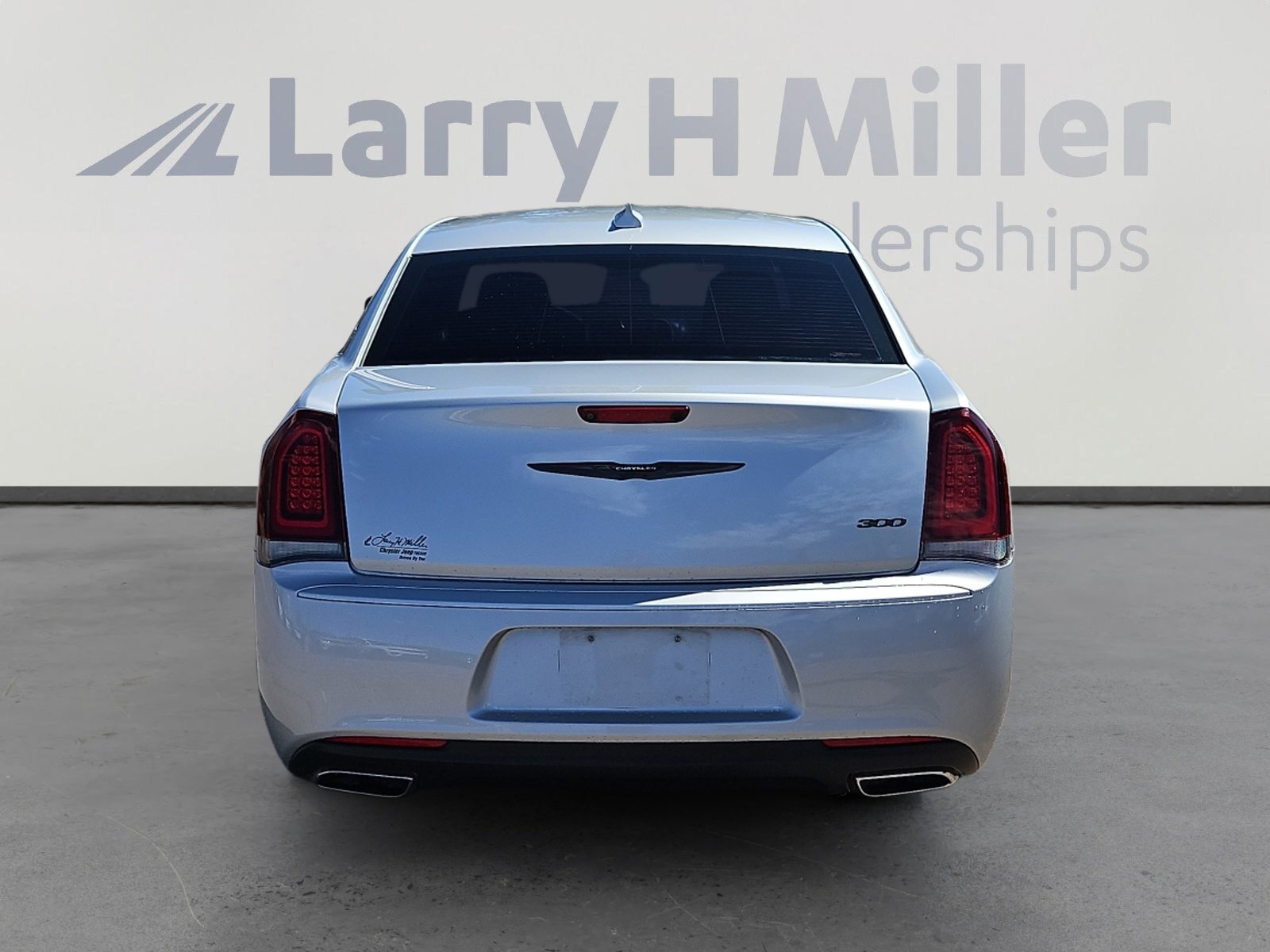Used 2022 Chrysler 300 Touring w/ Sport Appearance Package image 4