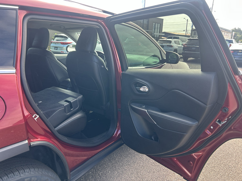 Used 2021 Jeep Cherokee Latitude Plus AWD/4WD image 31