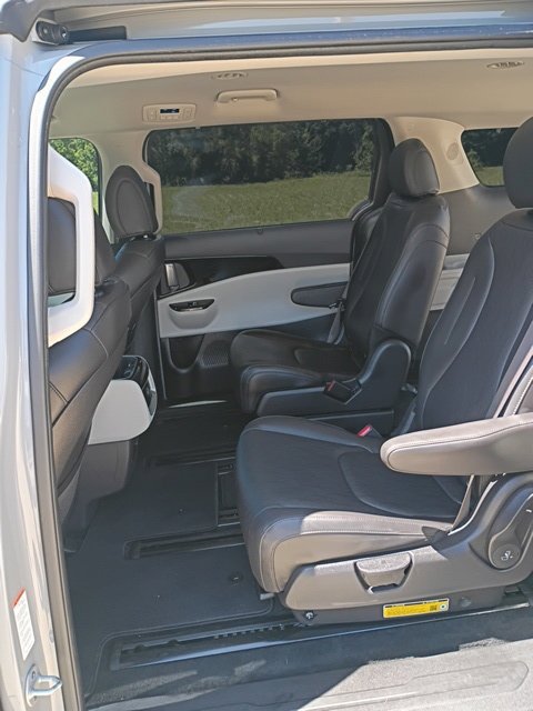 Used 2024 Kia Carnival EX FWD image 20