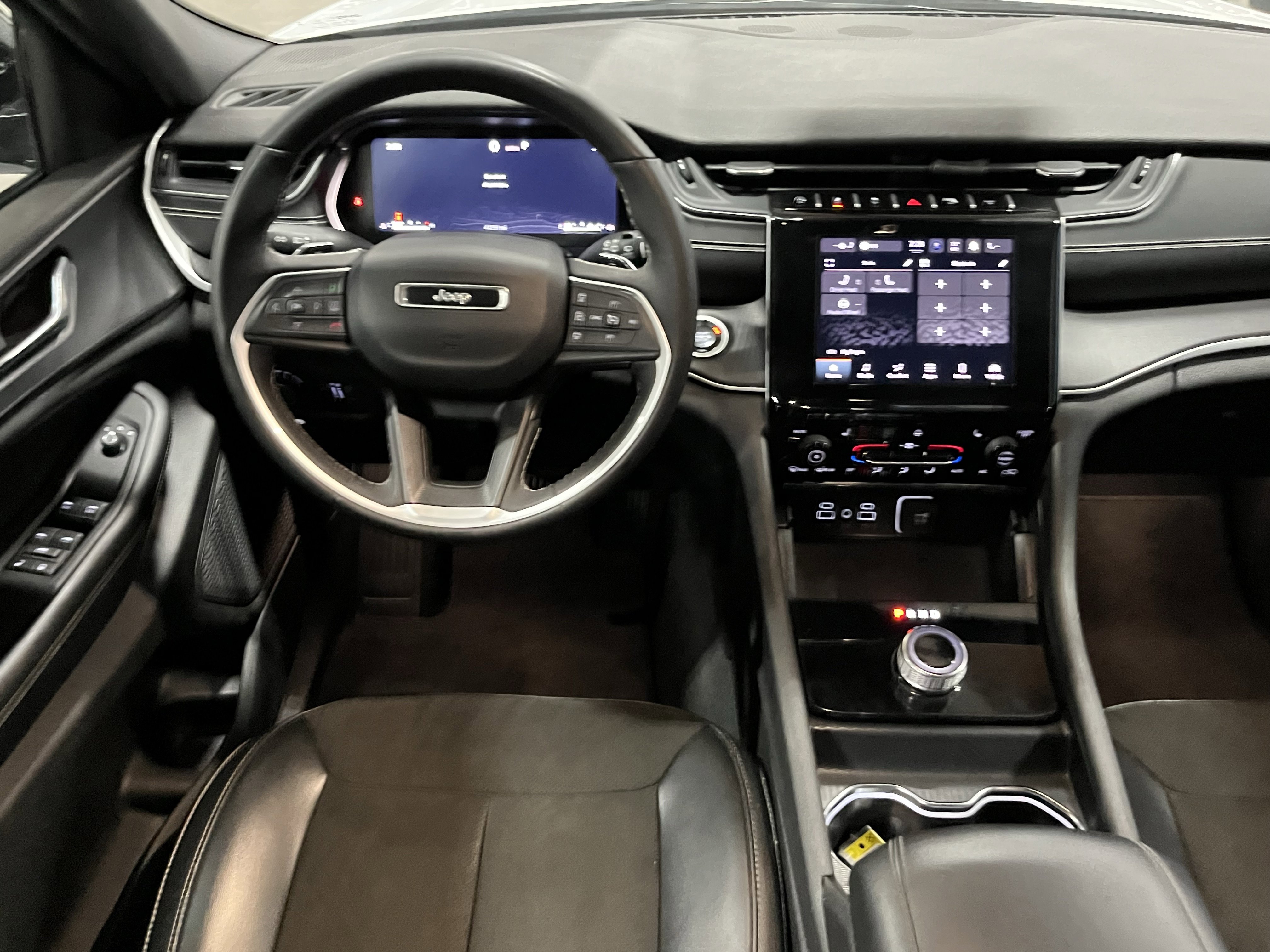 Used 2024 Jeep Grand Cherokee L Laredo image 11