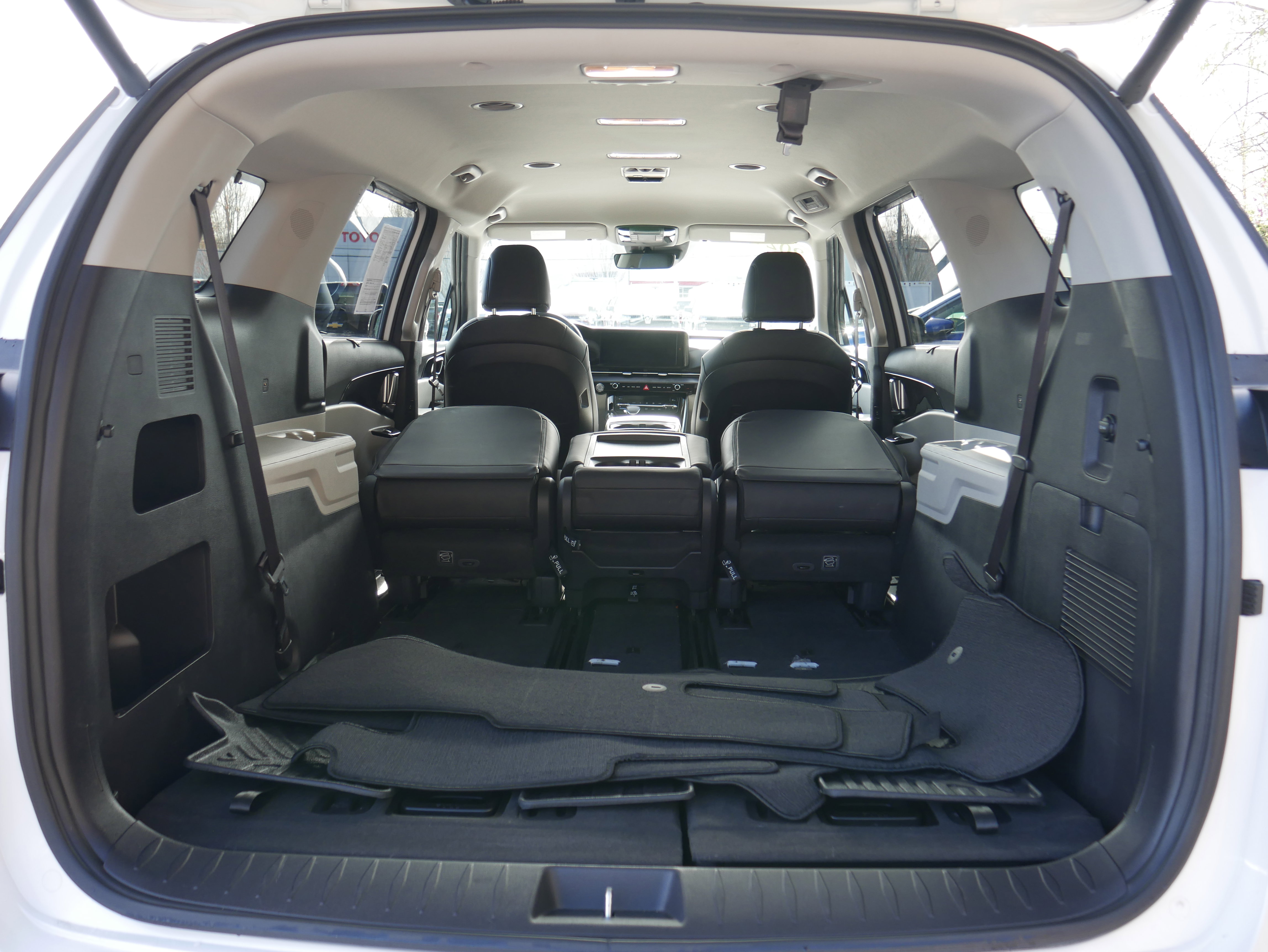 Used 2024 Kia Carnival EX FWD image 8