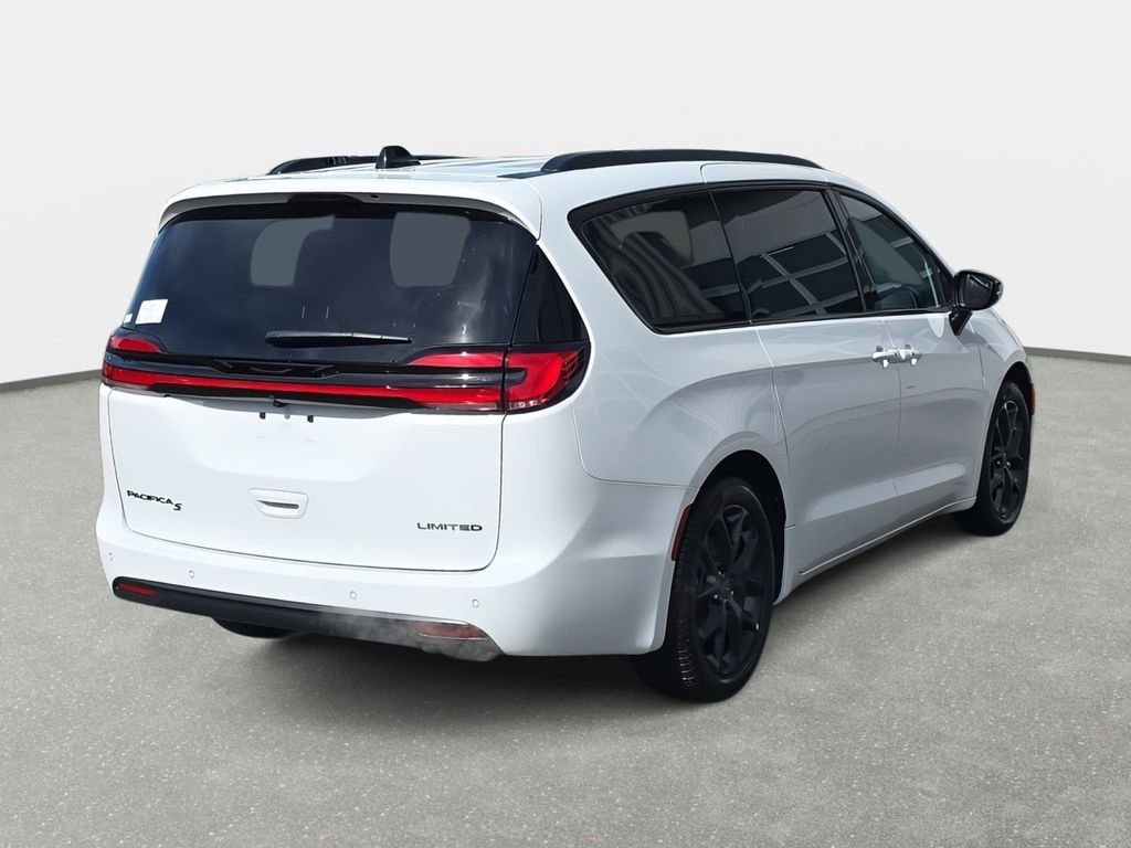 New 2027 Chrysler Pacifica Limited FWD image 5