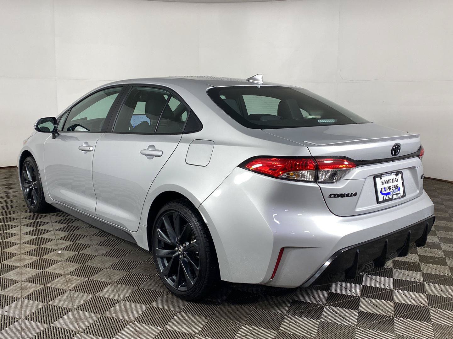 Used 2026 Toyota Corolla SE w/ SE Package FWD image 4