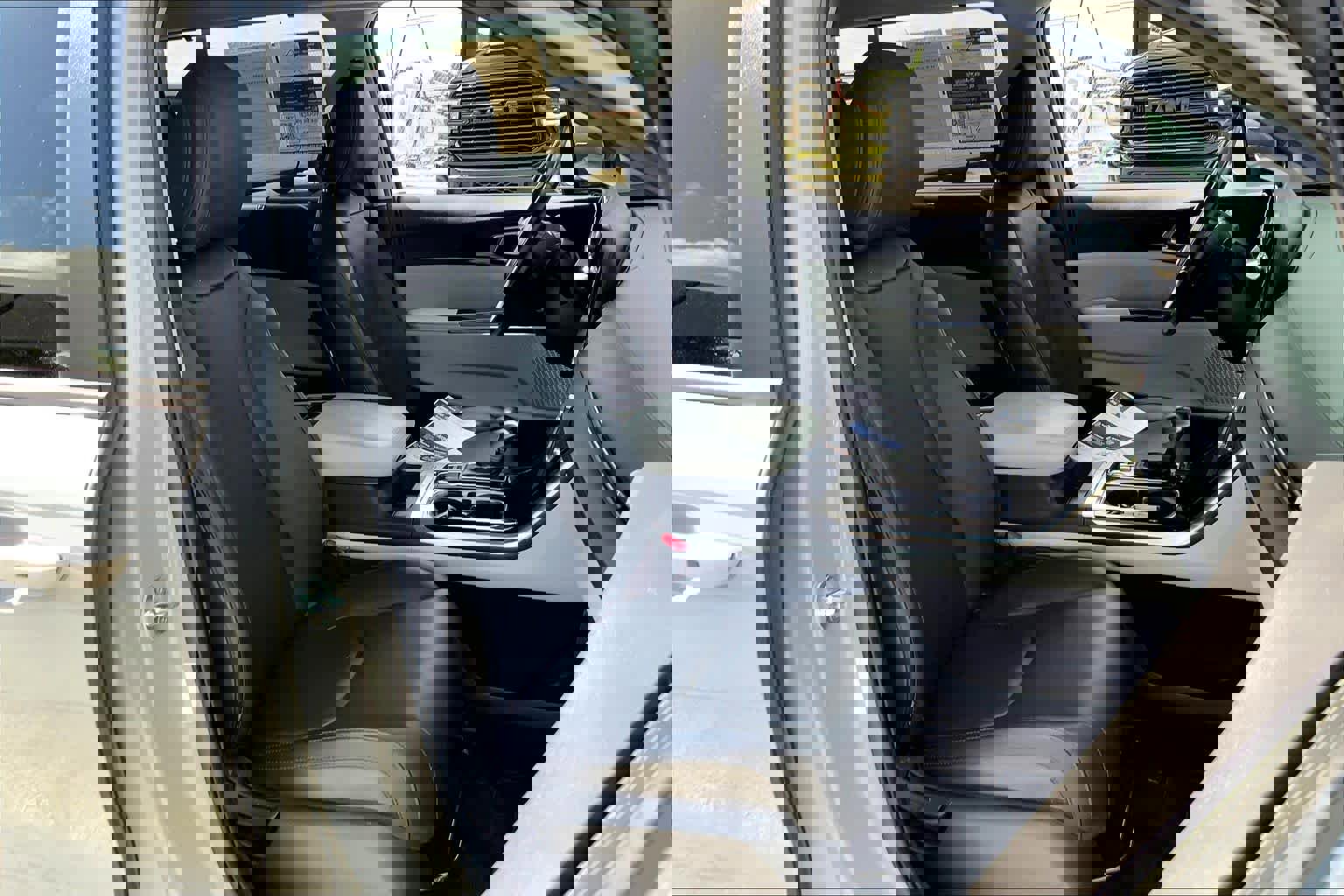 Used 2022 Kia Carnival EX image 9