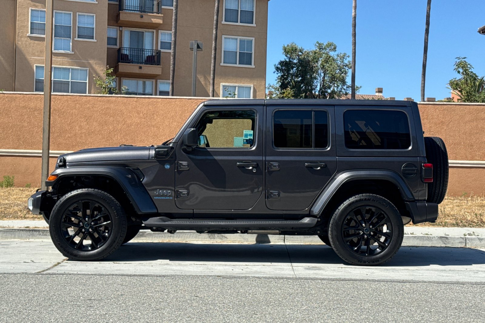 Used 2025 Jeep Wrangler Unlimited Sahara AWD/4WD image 7