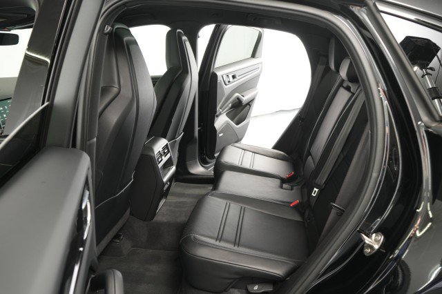 Used 2023 Porsche Cayenne Platinum Edition image 50