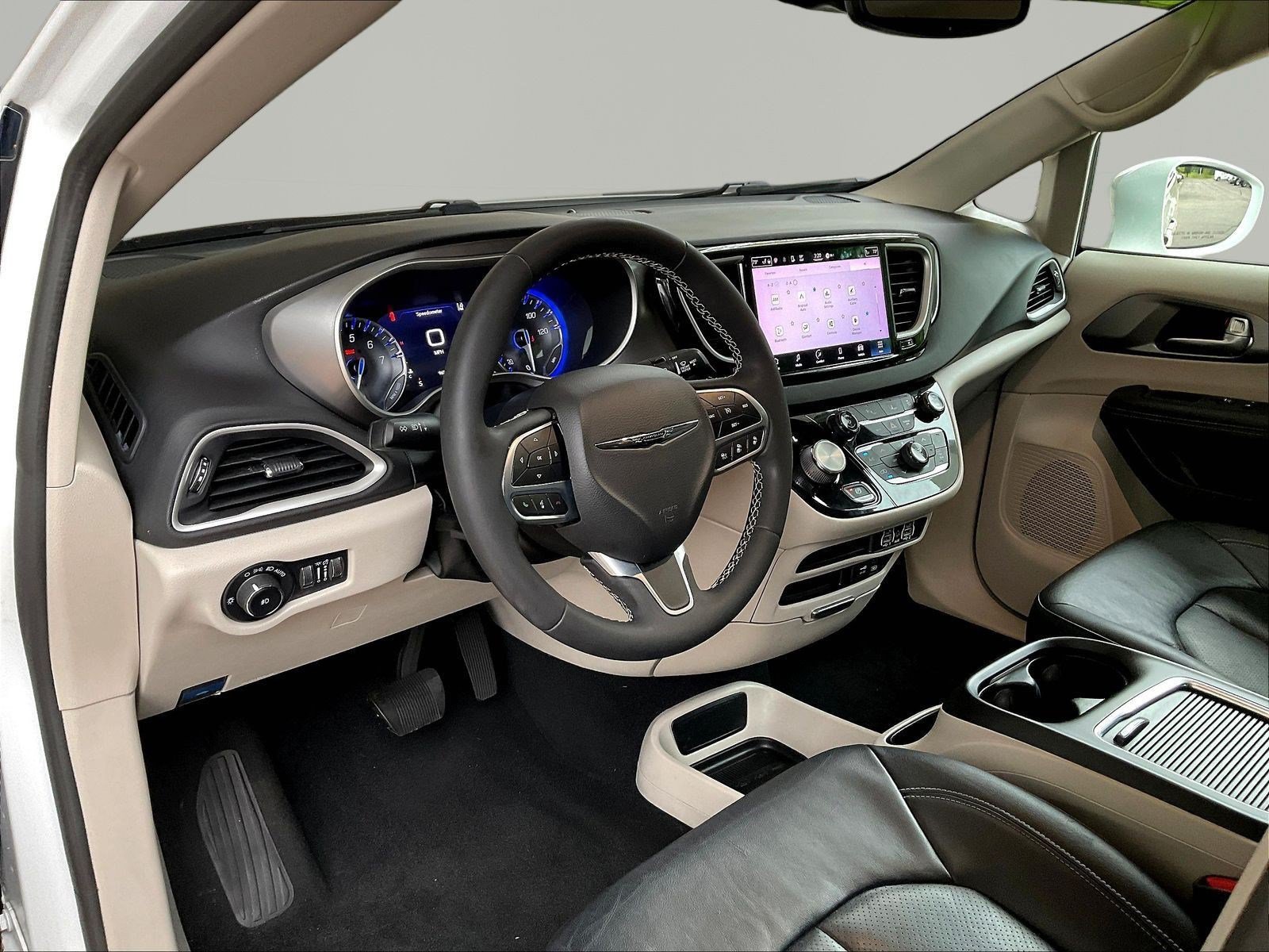 Used 2022 Chrysler Pacifica Touring-L FWD image 15
