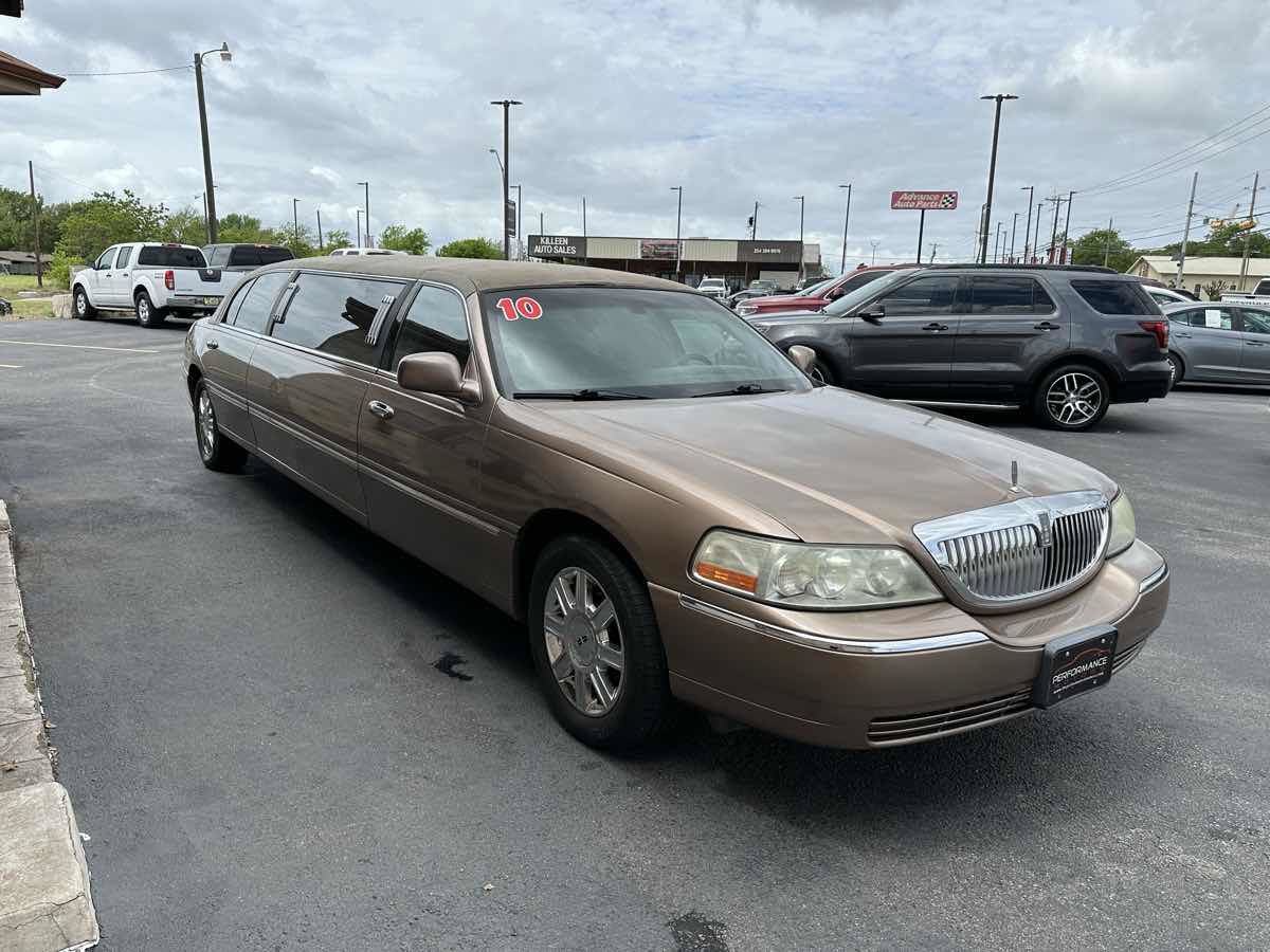 Used 2010 Lincoln Town Car Executive RWD image 4