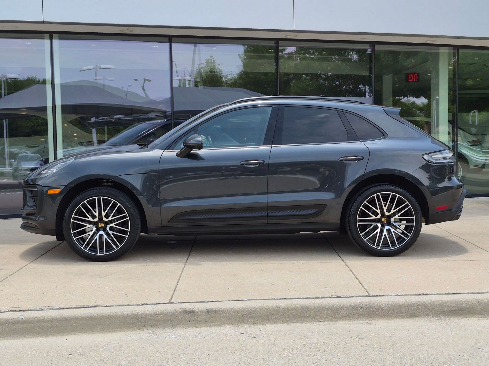 Certified 2026 Porsche Macan AWD/4WD image 2