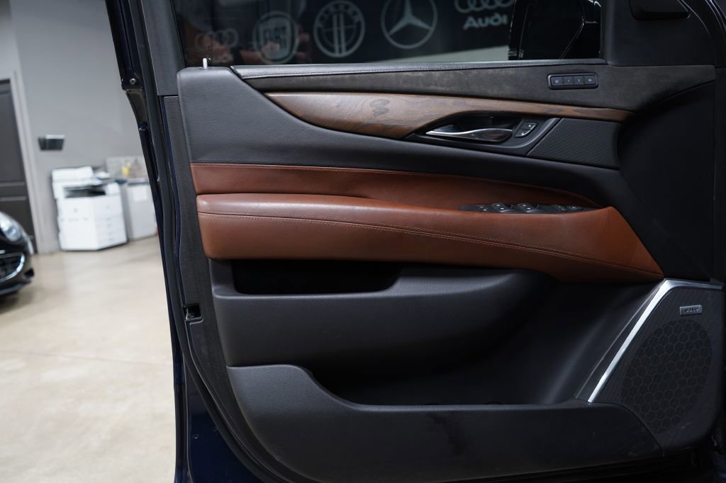Used 2020 Cadillac Escalade Premium Luxury RWD image 9