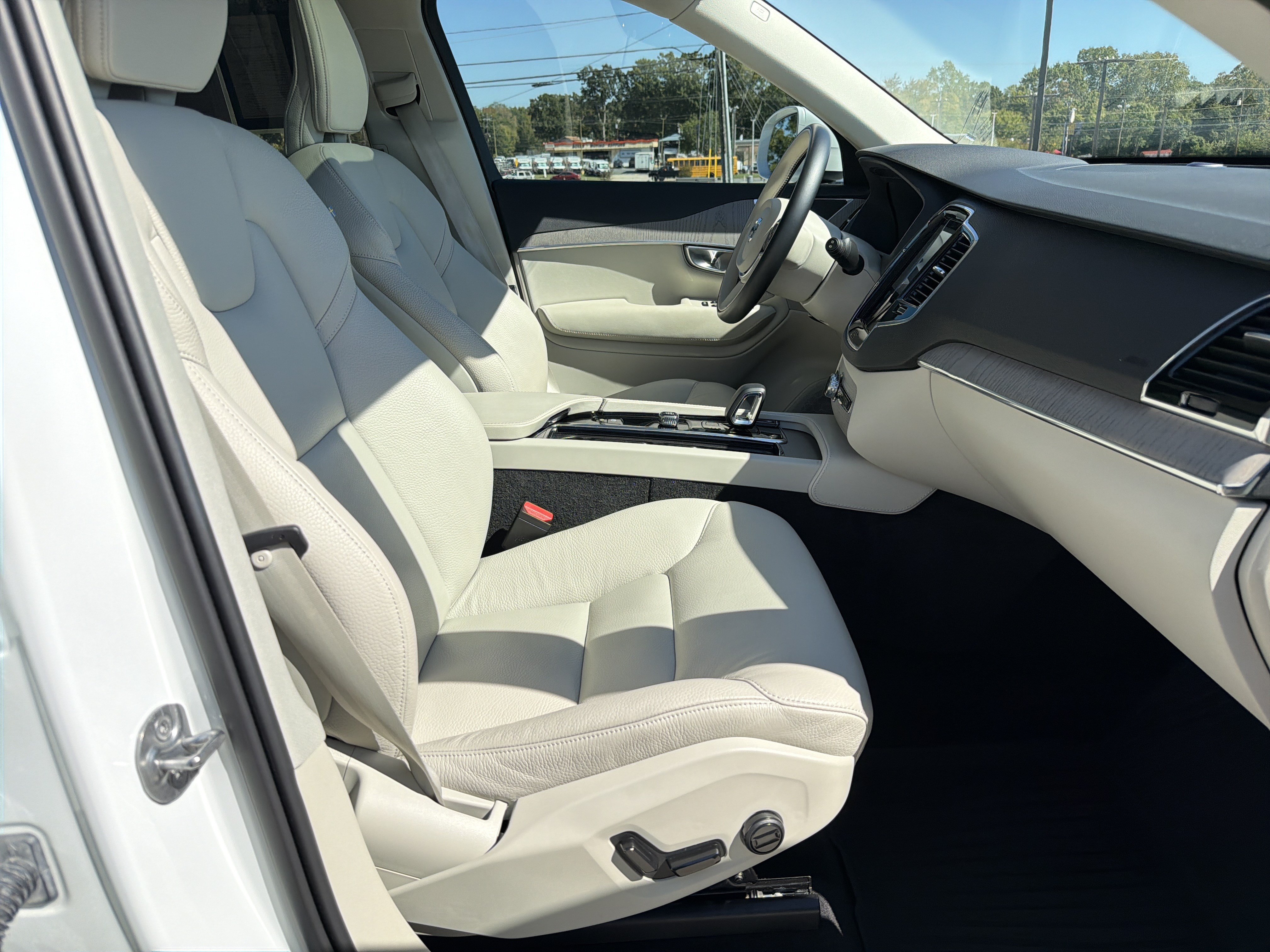 Used 2025 Volvo XC90 B6 Plus w/ Protection Package Premier AWD/4WD image 34