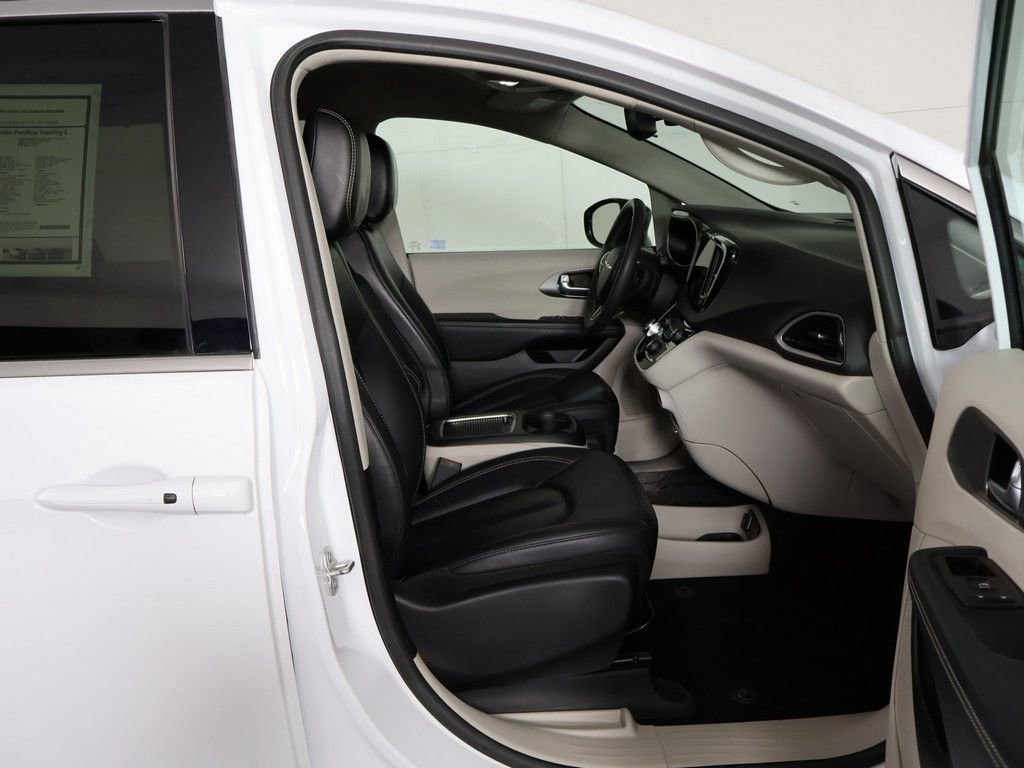 Used 2024 Chrysler Pacifica Touring-L FWD image 30