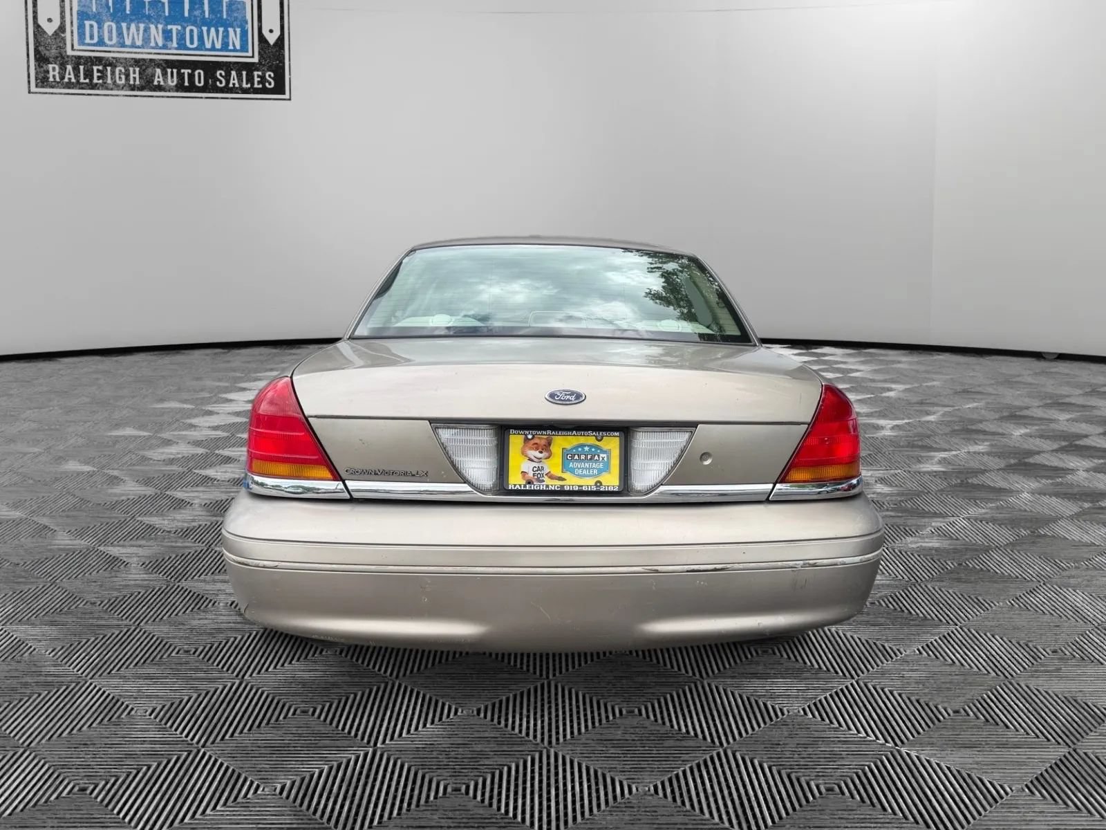 Used 2001 Ford Crown Victoria LX RWD image 4