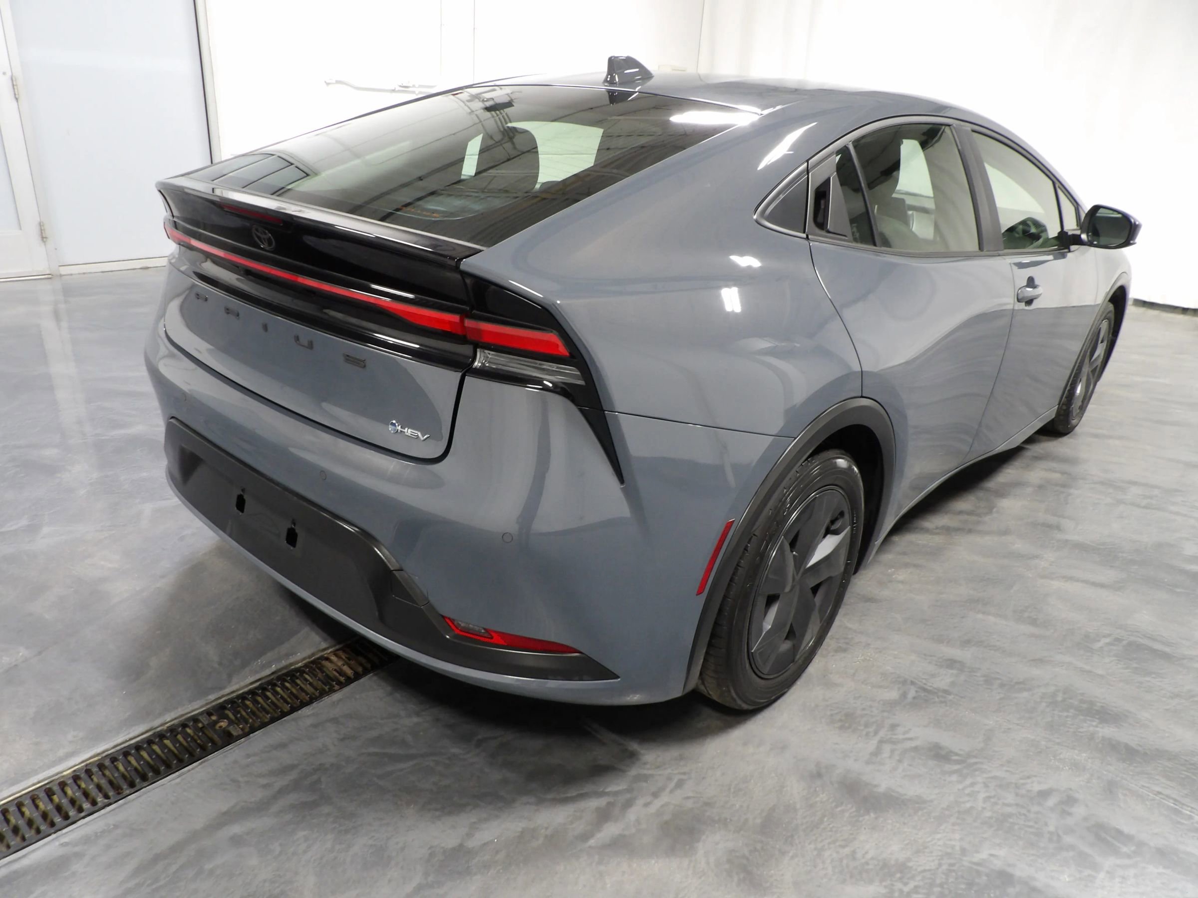 Used 2025 Toyota Prius LE image 5