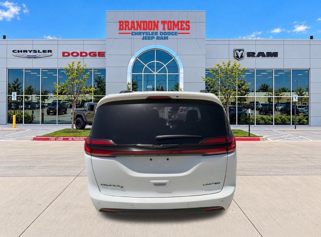 Used 2025 Chrysler Pacifica Limited FWD image 7