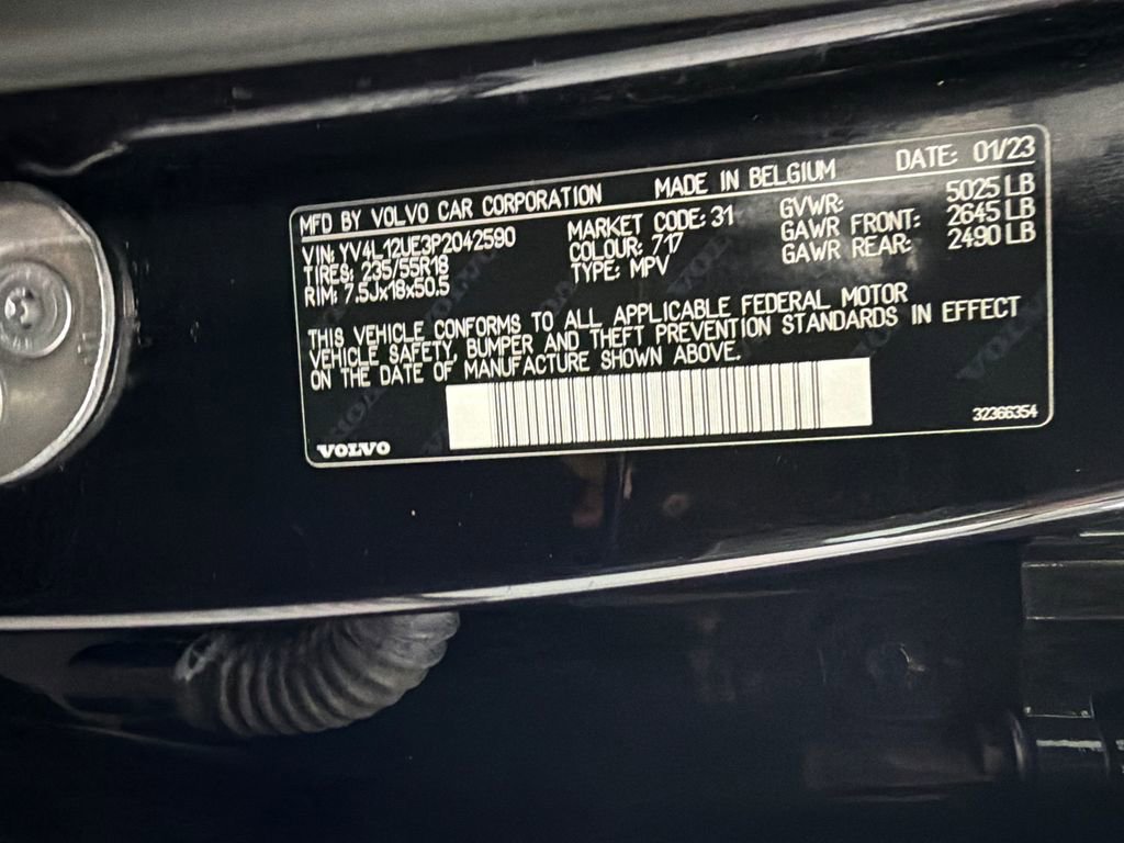 Used 2023 Volvo XC40 B5 Plus image 35