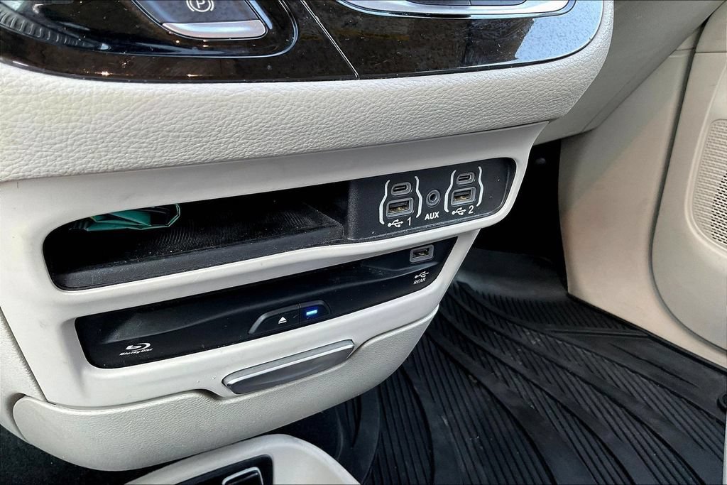 Used 2021 Chrysler Pacifica Touring-L w/ Uconnect Theater Family Group FWD image 16