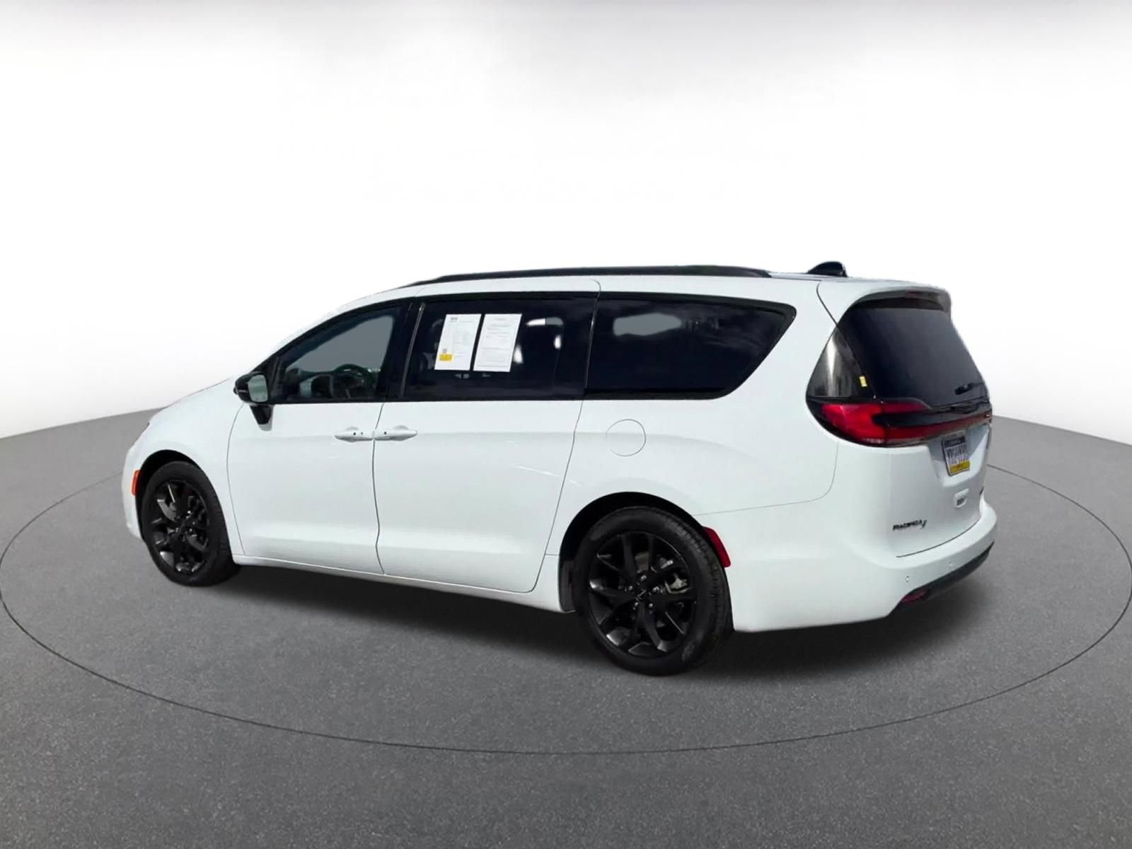 Used 2025 Chrysler Pacifica Limited image 8