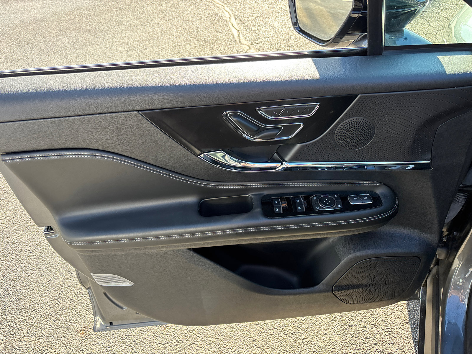 Certified 2023 Lincoln Corsair FWD w/ Equipment Group 101A image 11