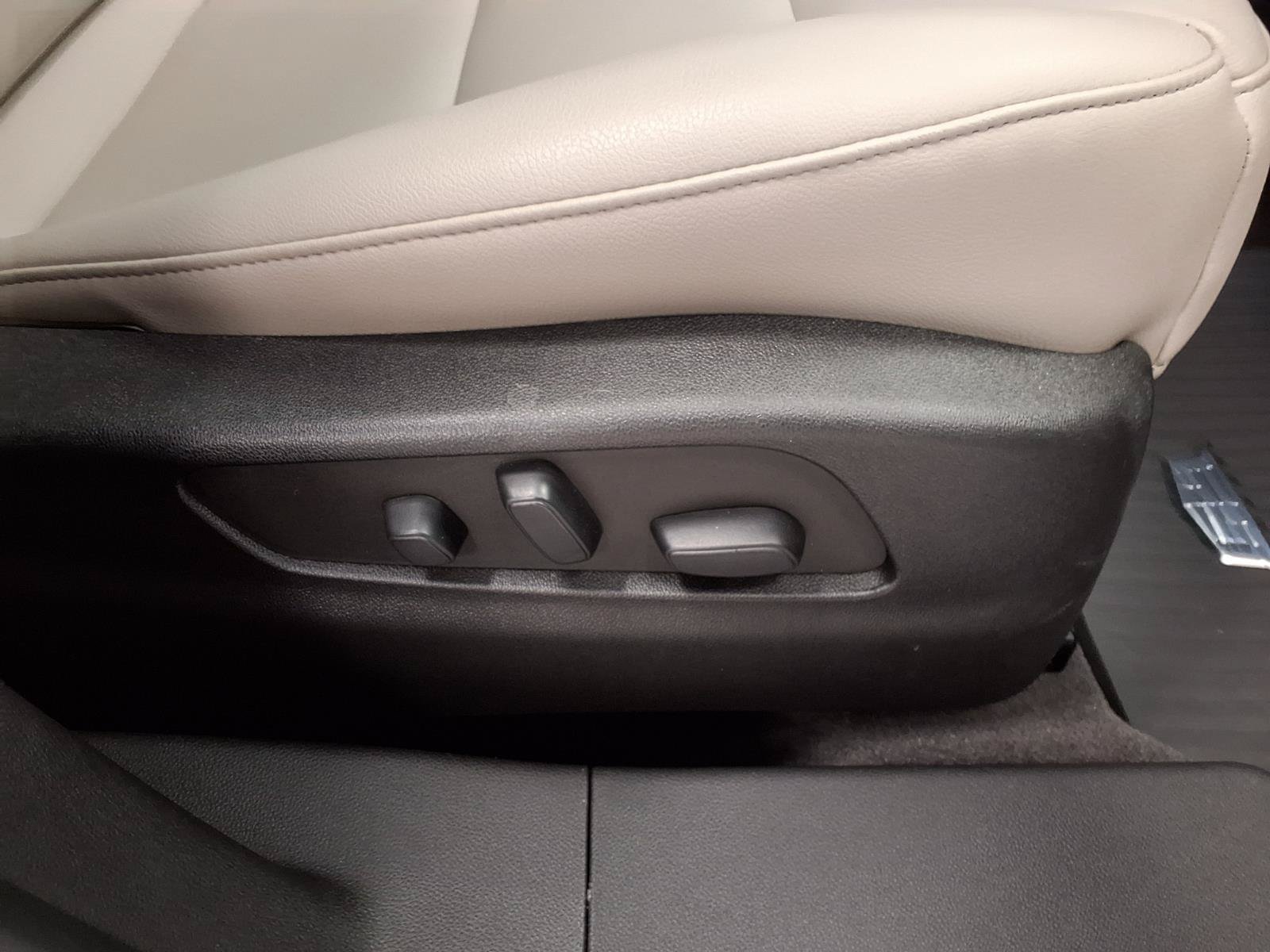 Certified 2023 Cadillac XT4 Luxury w/ Cold Weather Package AWD/4WD image 11