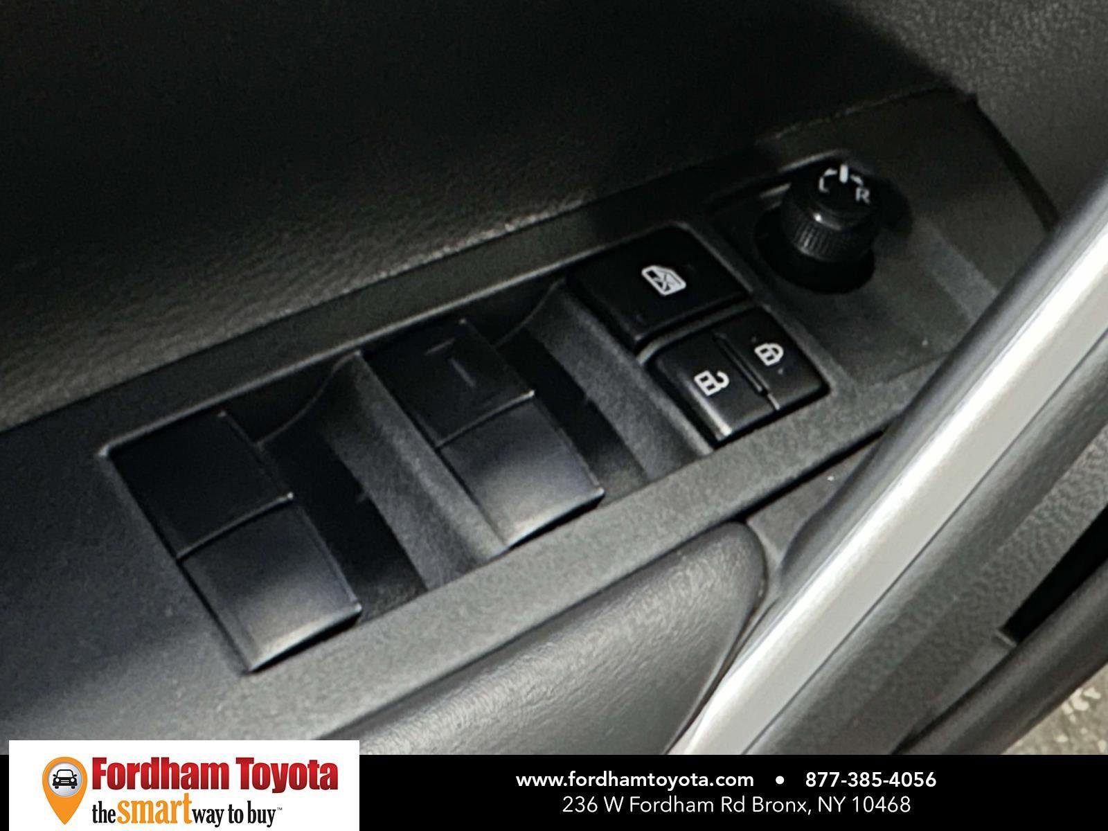 Used 2025 Toyota Corolla Cross XLE image 17