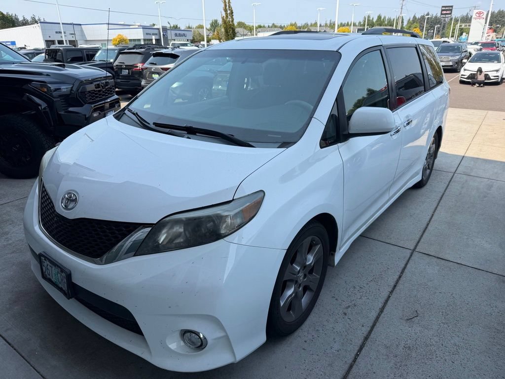 Used 2013 Toyota Sienna SE FWD image 2
