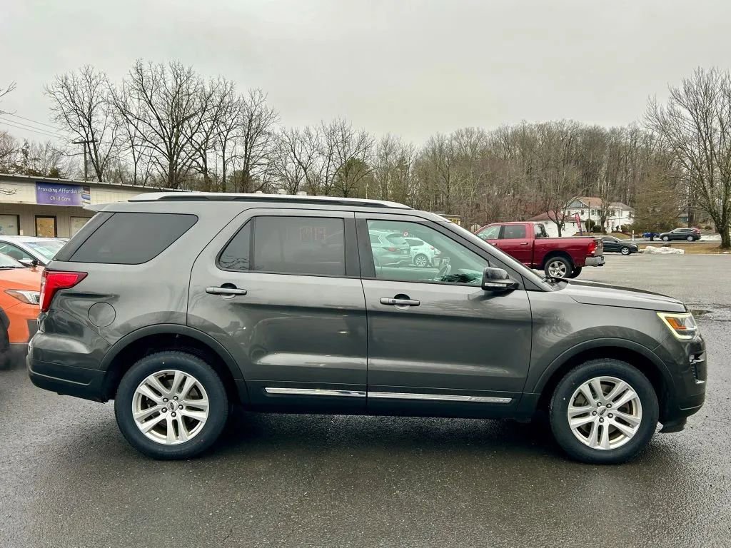 Used 2018 Ford Explorer XLT w/ Equipment Group 202A AWD/4WD image 9