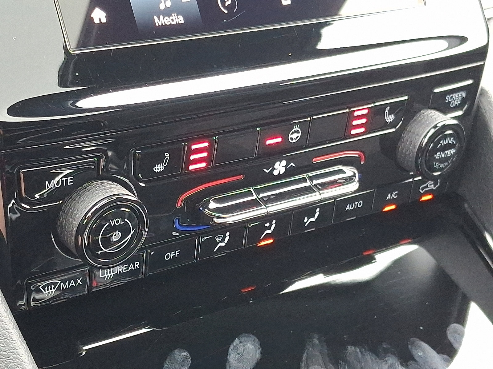 Used 2023 Jeep Grand Cherokee Altitude image 16