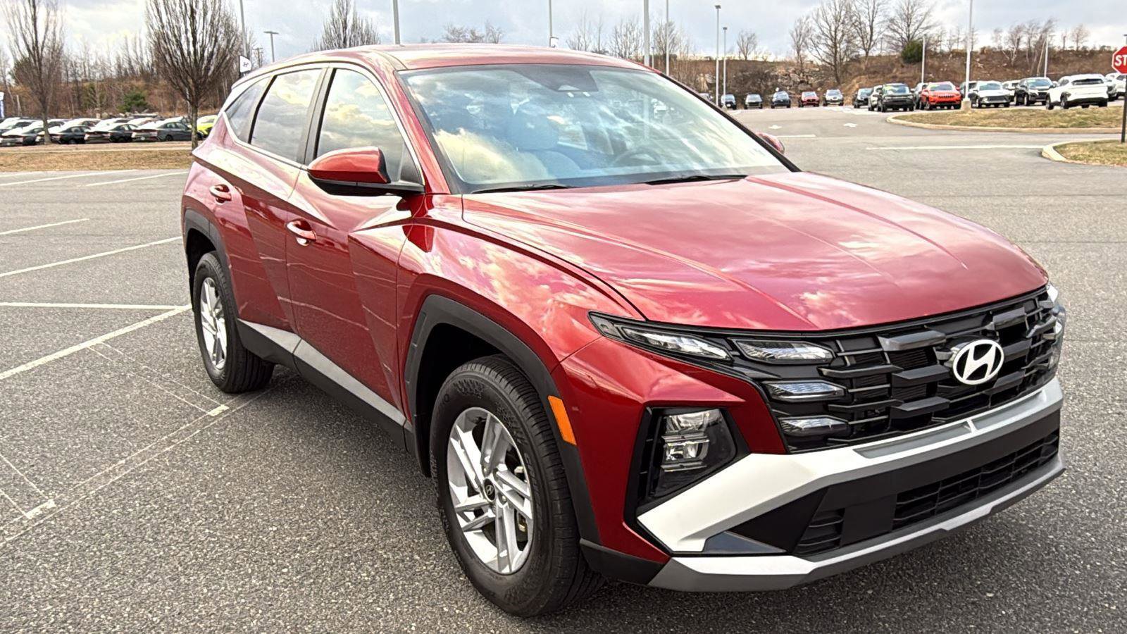 Used 2025 Hyundai Tucson SE image 1