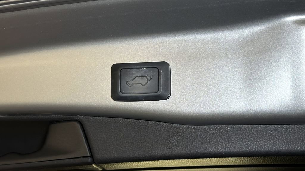 Used 2020 Toyota RAV4 Limited image 16