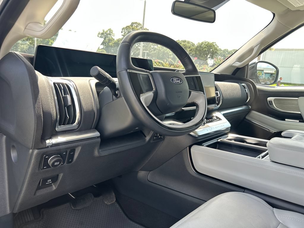 Used 2025 Ford Expedition Platinum w/ Driver's Package AWD/4WD image 10