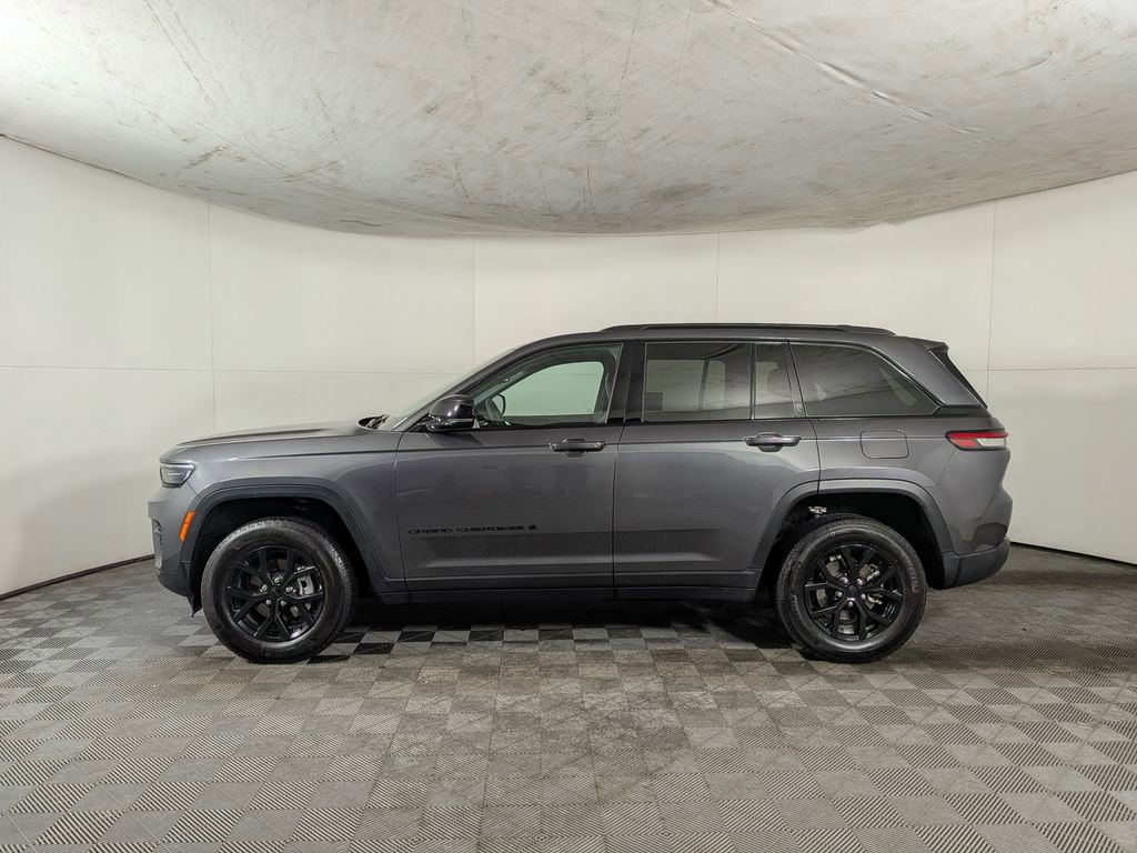 Certified 2024 Jeep Grand Cherokee Altitude image 3