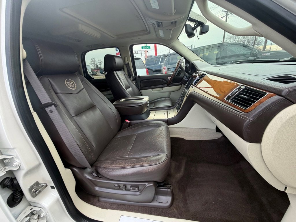 Used 2011 Cadillac Escalade Platinum AWD/4WD image 9