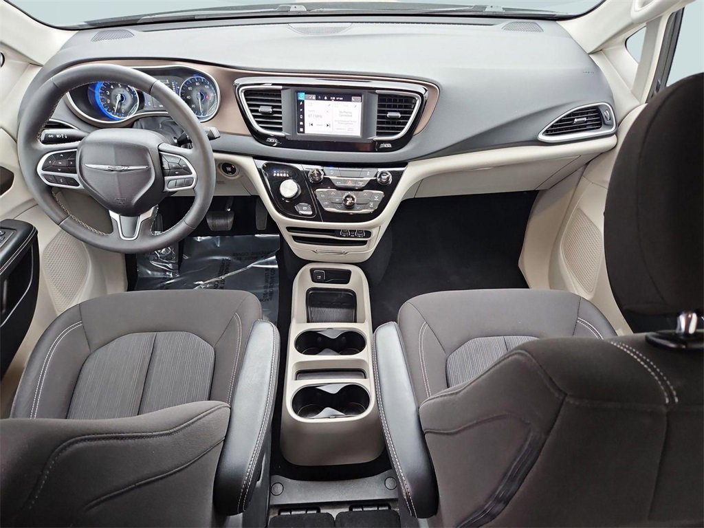 Used 2023 Chrysler Voyager LX image 21