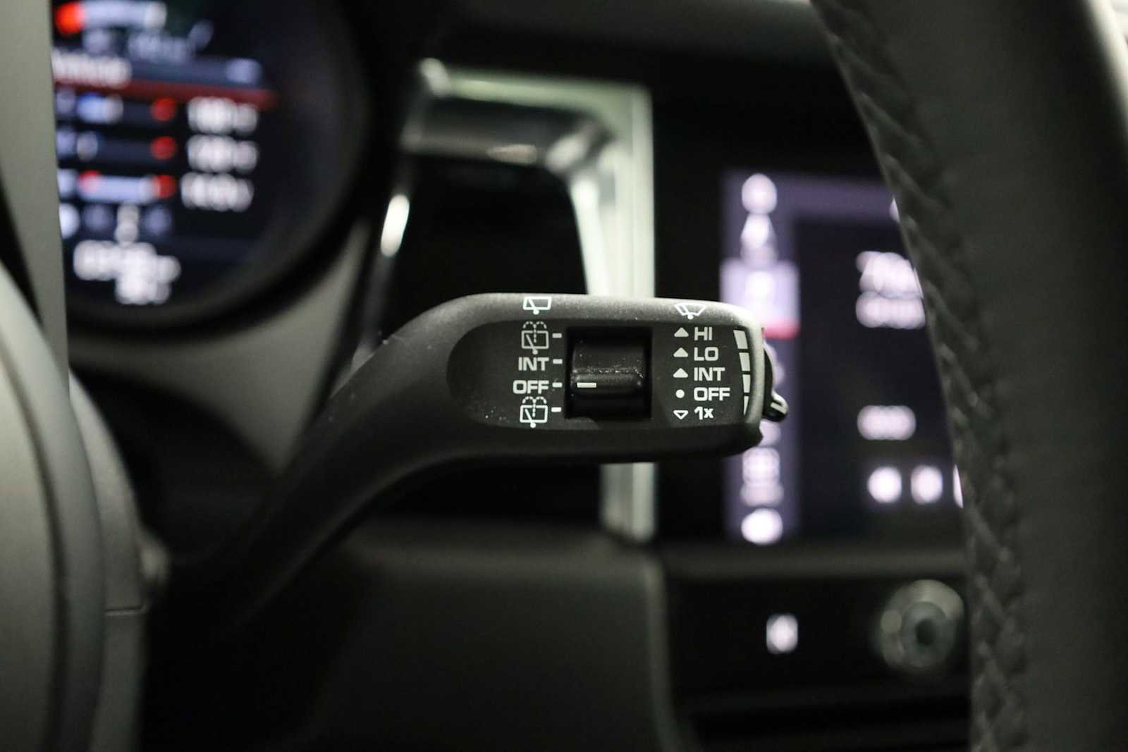 Certified 2025 Porsche Macan image 30